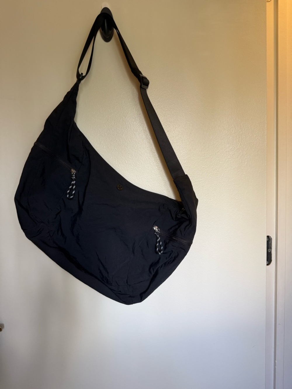 Black Crossbody slouchy Bag 13L - Picture 4 of 4